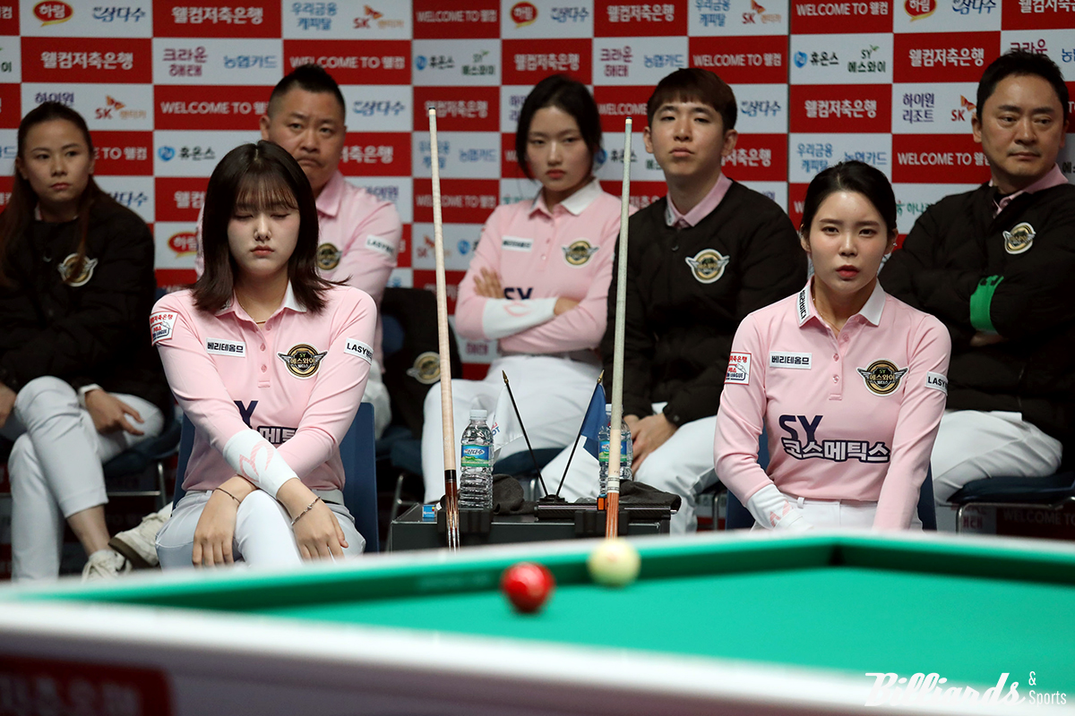 2세트 여자복식에서 승리한 에스와이 권발해-이우경.