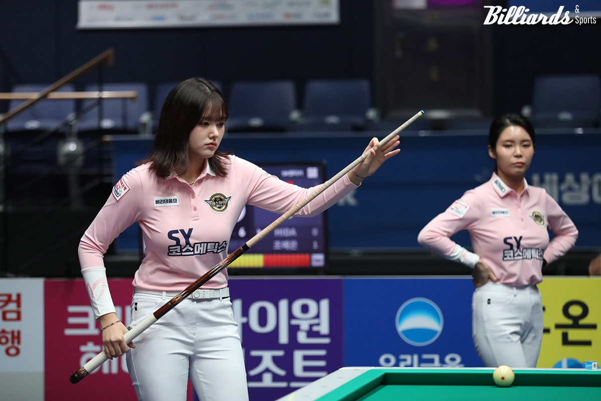 2세트 여자복식을 승리한 권발해, 이우경.