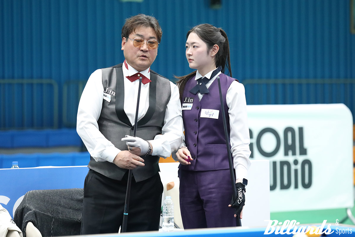 8강전에서 의견을 나누고 있는 권영일과 마지우.