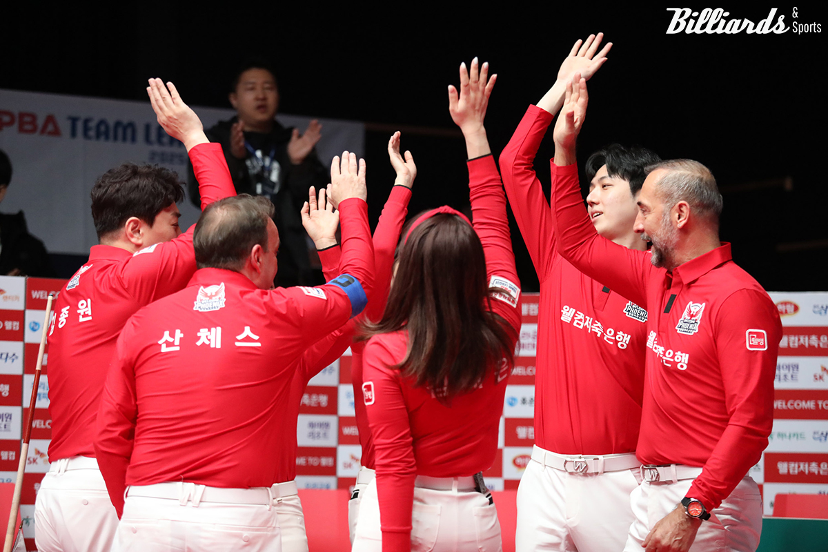 하이파이브를 하는 웰컴저축은행 선수들.