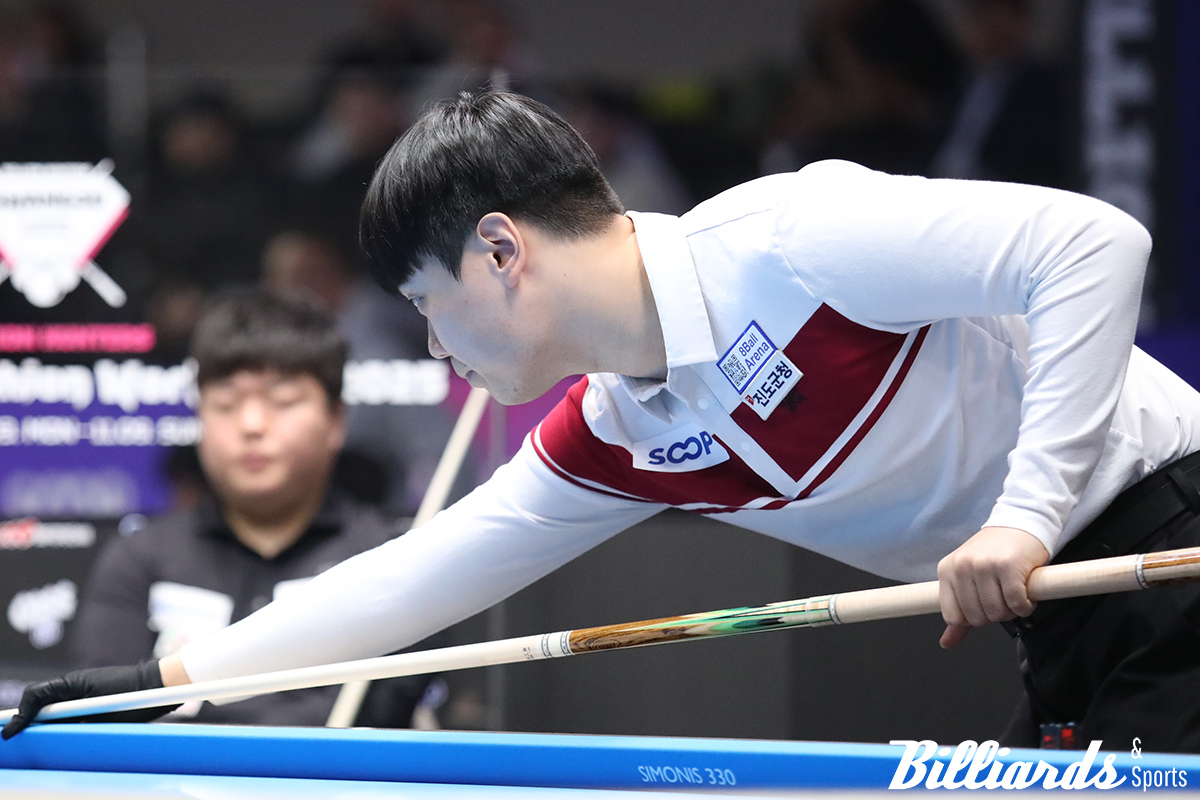 최근 광주광역시에서 열린 '2025 광주 세계3쿠션당구월드컵'에서도 시모니스 330이 사용되었다. 사진은 조명우와 32강전에서 대결 중인 김행직. 사진=이용휘 기자
