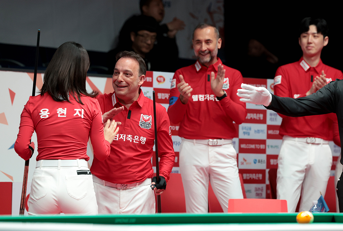 4세트를 승리한 다니엘 산체스(스페인)와 용현지.