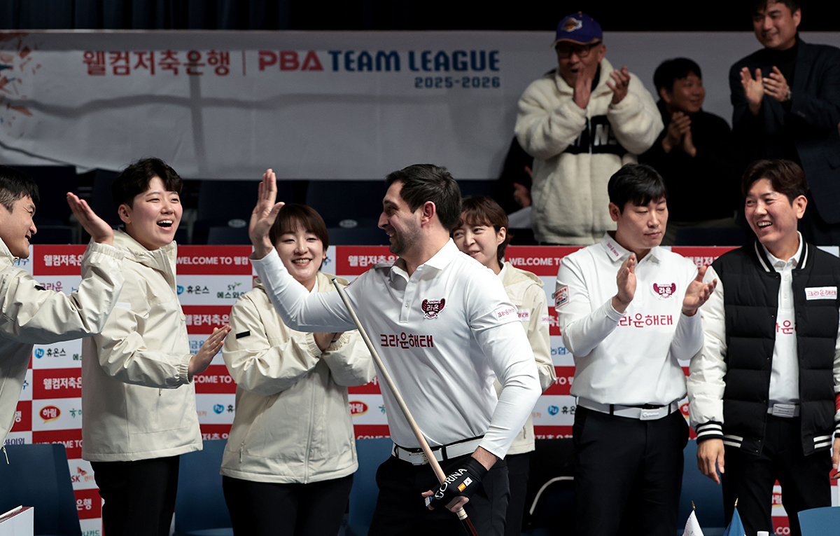 1세트와 3세트를 승리한 다비드 마르티네스(크라운해태).