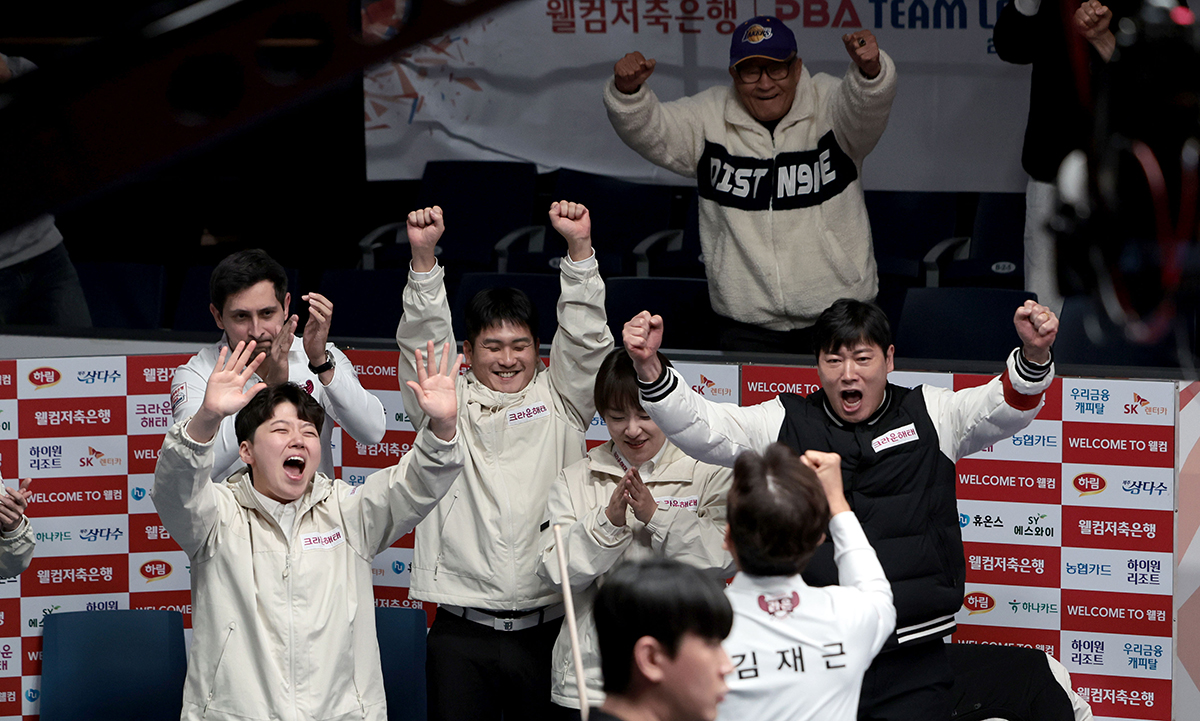 크라운해태가 프로당구 PBA 팀리그 4라운드 8일 차에 선두로 올라서며 포스트시즌 진출을 눈앞에 두게 됐다.  사진=PBA 제공