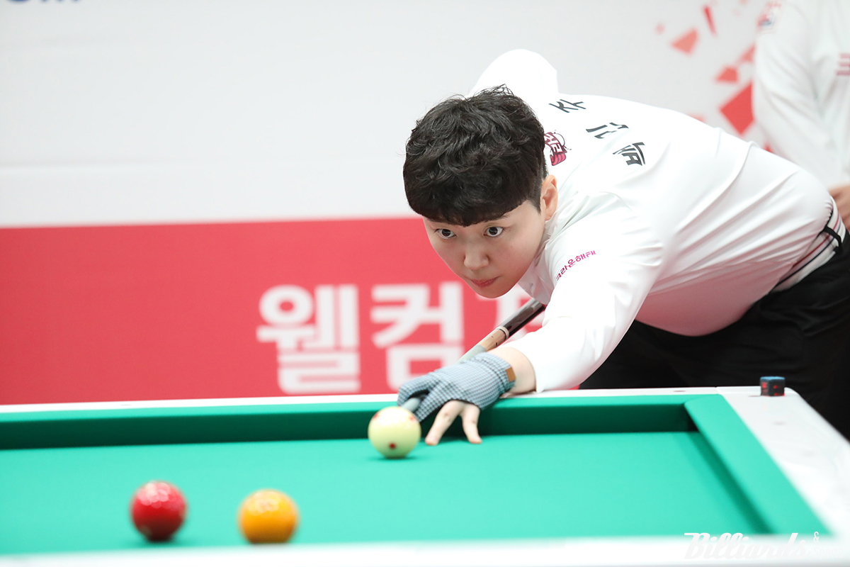 6세트에서 하나카드 김가영을 3년 2개월 만에 팀리그 단식전에서 꺾고 크라운해태의 승리를 확정한 백민주. 사진=김민영 기자