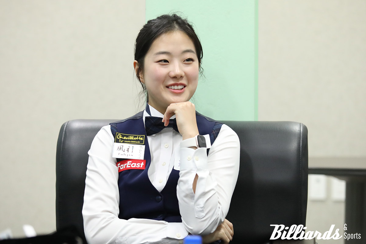 밝은 표정으로 질문에 답하고 있는 허채원.