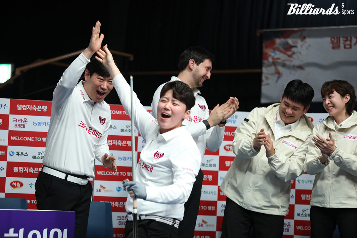 하이파이브를 하는 크라운해태 백민주와 노병찬.