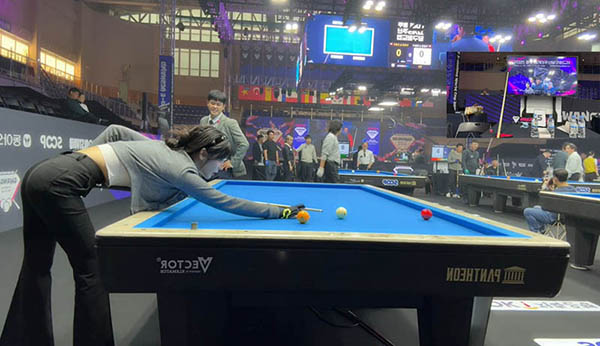 SOOP 스트리머 ‘박틸다’가 당구 대회장을 누비며 모바일 방송을 진행하는 모습.  사진=SOOP 제공